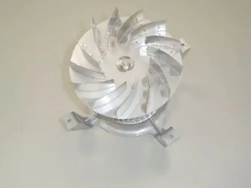 Gebläse mit Gebläserad, hergestellt von Remeha, zeigt eine Aluminiumstruktur mit mehreren radialen Schaufeln für Luftstrom. Die Montagebasis ist erkennbar.